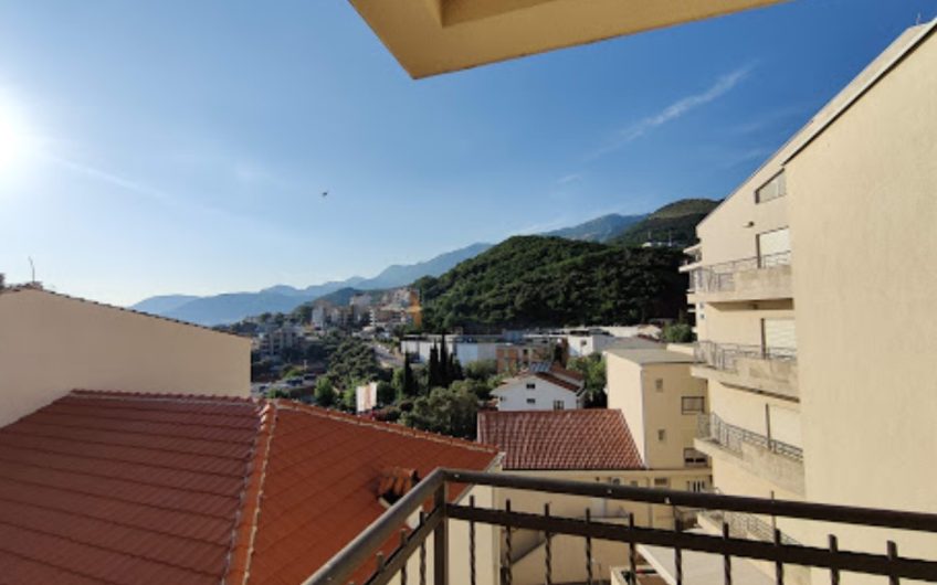 Spacious three-bedroom apartment near beach in Pržno, 94 m²