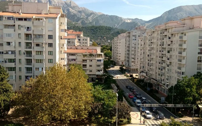 Large two-bedroom apartment with three balconies in center of Bar, 84 m²