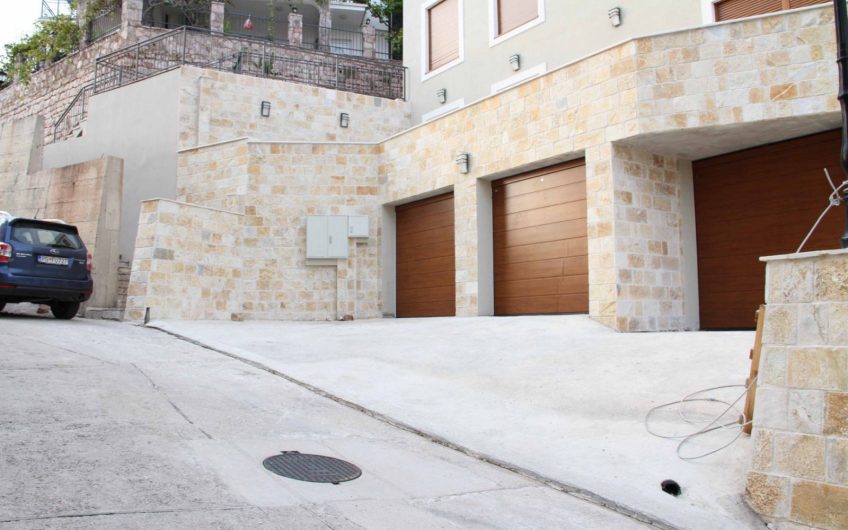 Two-bedroom apartment in Petrovac with garage, 76 m²