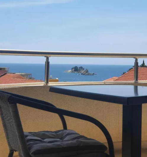Tiny one-bedroom apartment with seaview in Petrovac, 36 m²