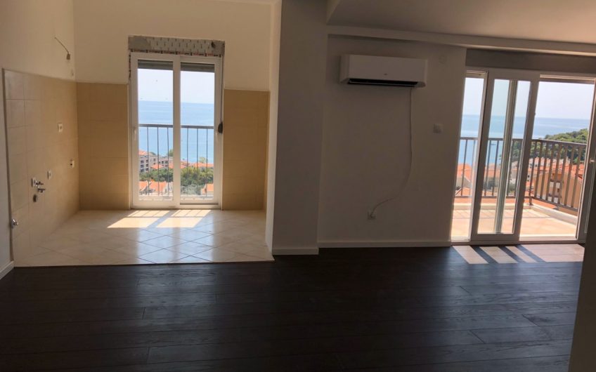 Two-bedroom apartment with seaview in Petrovac, 84 m²