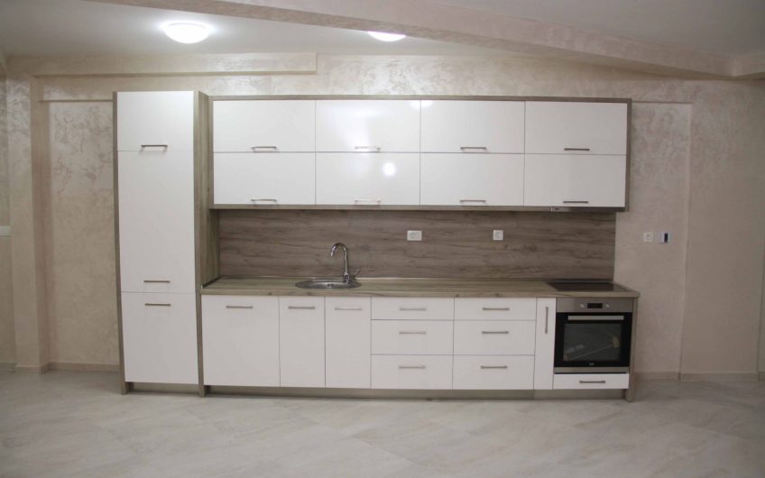 Two-bedroom apartment in Petrovac with garage, 76 m²
