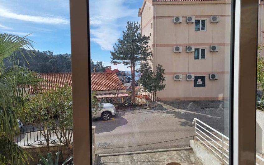 One-bedroom apartment with garden and seaview in Petrovac, 67 m²