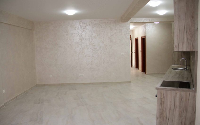 Two-bedroom apartment in Petrovac with garage, 76 m²