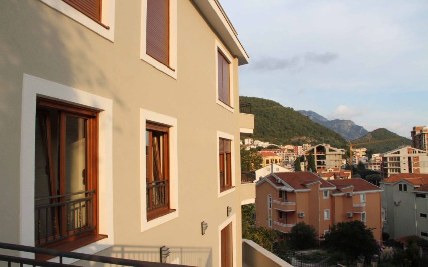 Two-bedroom apartment in Petrovac with garage, 76 m²