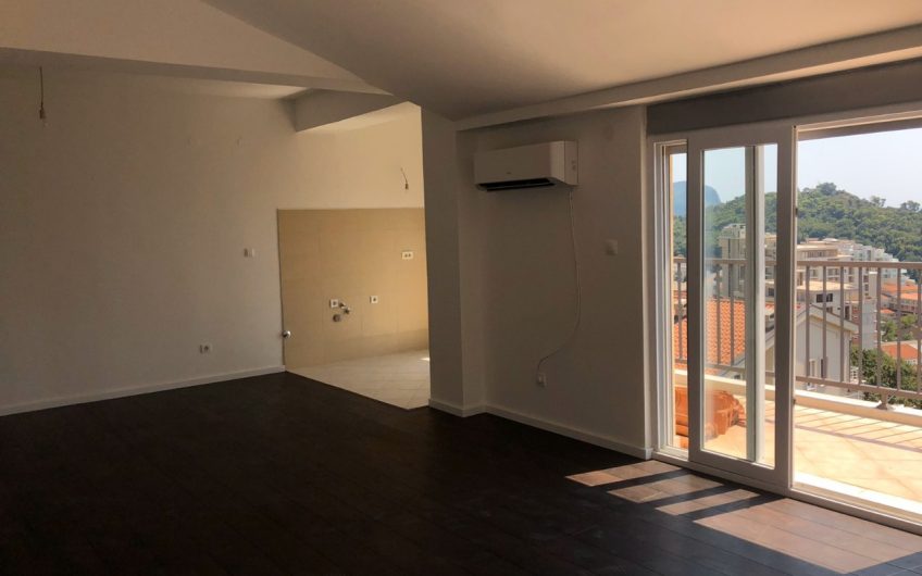 Two-bedroom apartment with seaview in Petrovac, 84 m²