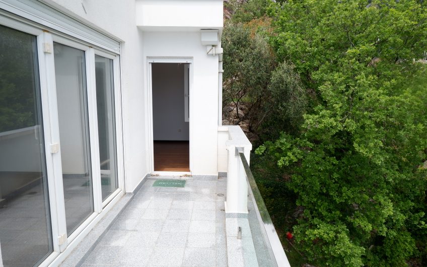 Large two-bedroom apartment with beautiful panoramic seaview and pool in Petrovac, 128 m²
