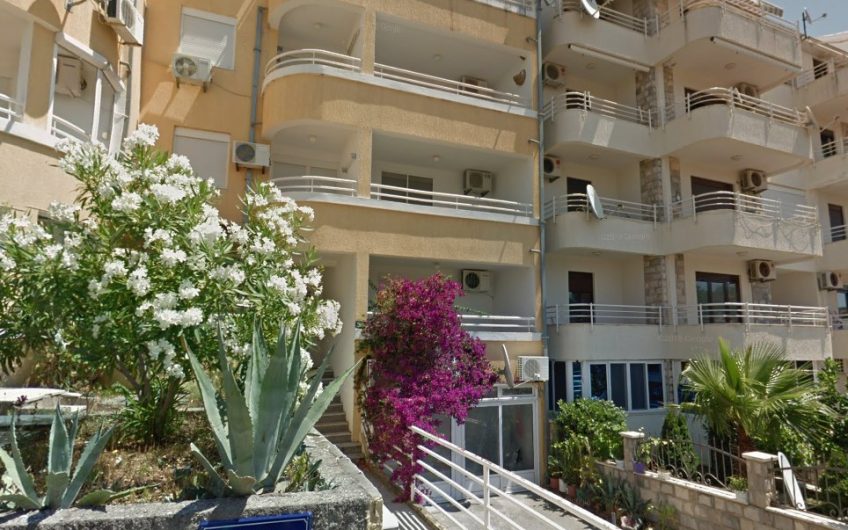 One-bedroom apartment with garden and seaview in Petrovac, 67 m²