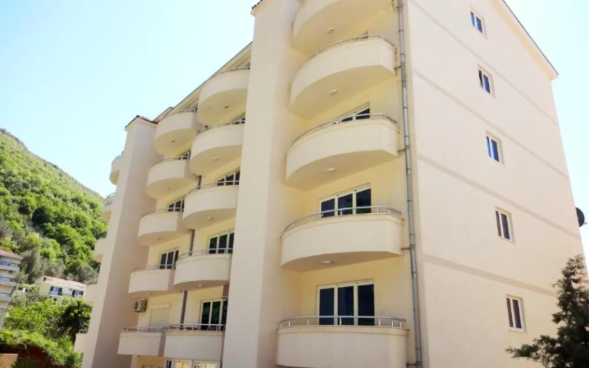 Tiny one-bedroom apartment with seaview in Petrovac, 36 m²