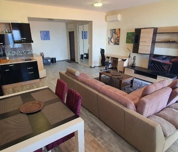 Large two-bedroom apartment with seaview and pool in Bečići, 93 m²