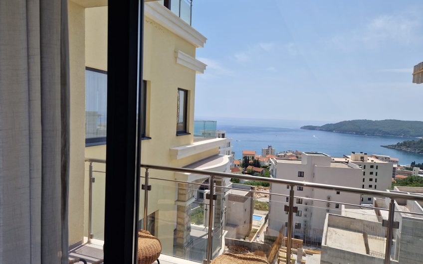 Two-bedroom apartment with seaview, pool and parking in Bečići, 73 m²