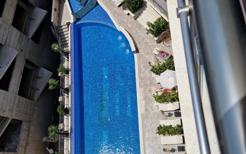 Two-bedroom apartment with seaview, pool and parking in Bečići, 73 m²