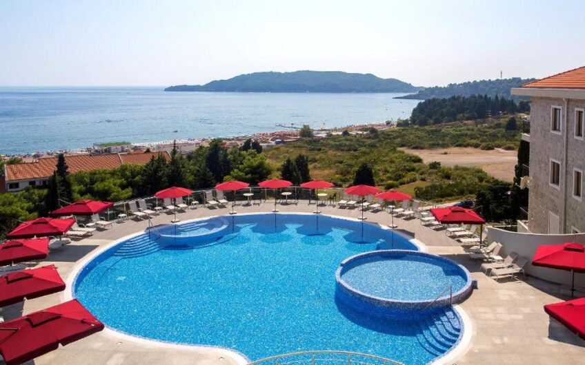 Large two-bedroom apartment with seaview and pool in Bečići, 93 m²